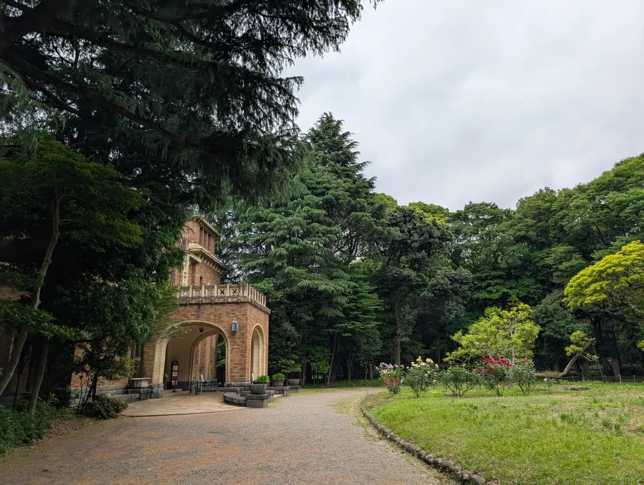 駒場公園の園路と木々に囲まれた建物