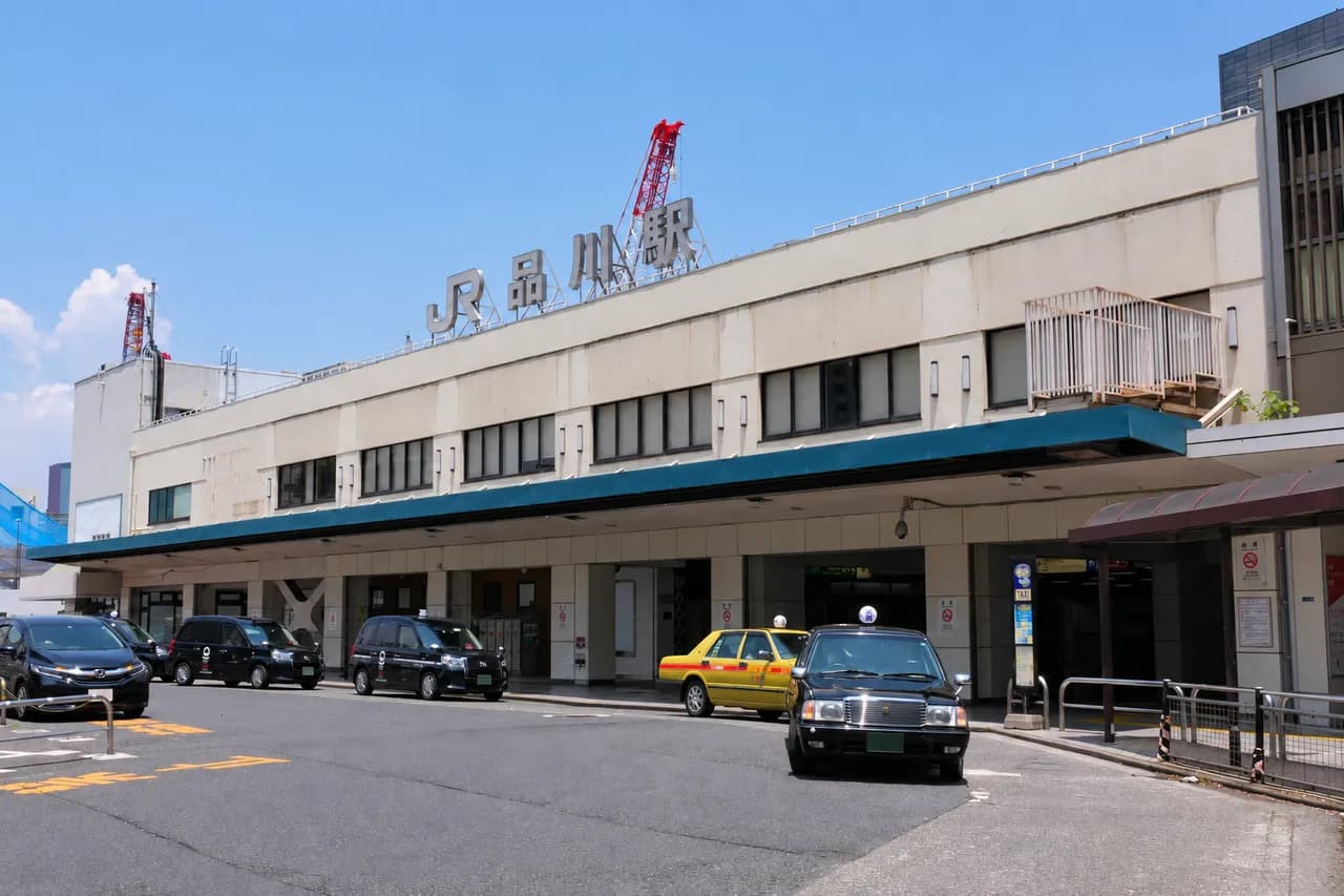 JR品川駅の高輪口の街並み。建物と周囲の道路や植栽が見える